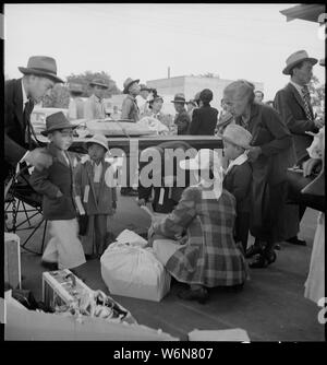 Woodland, Kalifornien. Familien der japanischen Vorfahren mit ihrem Gepäck am Bahnhof warten. . .; Umfang und Inhalt: Der vollständige Titel für dieses Foto lautet: Woodland, Kalifornien. Familien der japanischen Vorfahren mit ihrem Gepäck am Bahnhof, die Ankunft des speziellen Zug, der sie von ihrer Heimatstadt zu der Merced Versammlung Mitte, 125 km entfernt. Stockfoto