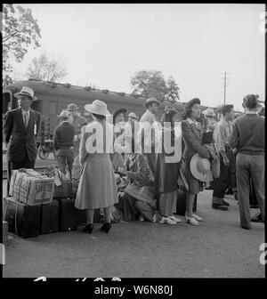 Woodland, Kalifornien. Familien der japanischen Vorfahren mit ihrem Gepäck am Bahnhof warten. . .; Umfang und Inhalt: Der vollständige Titel für dieses Foto lautet: Woodland, Kalifornien. Familien der japanischen Vorfahren mit ihrem Gepäck am Bahnhof warten auf Ankunft von speziellen Zug, der sie von ihrer Heimatstadt zu der Merced Sammelstelle, etwa 125 Meilen entfernt. Stockfoto