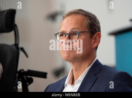 Berlin, Deutschland. 02 Aug, 2019. Der regierende Bürgermeister Michael Müller (SPD) nimmt Teil an einer Pressekonferenz zur Unterzeichnung des ersten Arbeitsvertrag im Rahmen der bundesweit einzigartigen Projekt Solidarität Grundeinkommen. Credit: Paul Zinken/dpa/Alamy leben Nachrichten Stockfoto