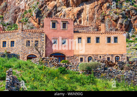 Monemvasia, Peloponnes, Griechenland Blick auf die Straße mit alten Häusern in der Altstadt in der Nähe der u- und grünes Gras Stockfoto