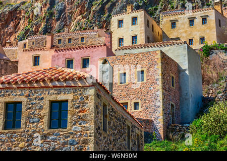 Monemvasia, Peloponnes, Griechenland Blick auf die Straße mit alten Häusern in der Altstadt schließen Stockfoto