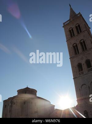 Die Kirche von St. Donatus und der Glockenturm von St. Anastasia in Zadar, Kroatien Stockfoto