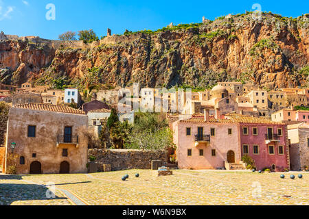 Monemvasia, Peloponnes, Griechenland Blick auf die Straße mit alten Häusern in der Altstadt Stockfoto