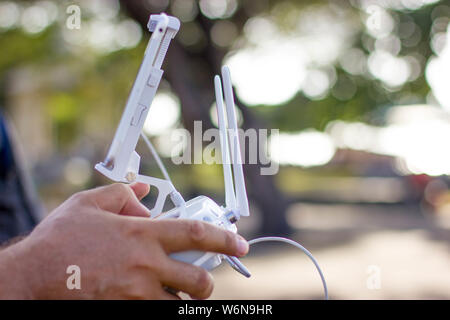 Fernbedienung drone männlichen Händen Stockfoto