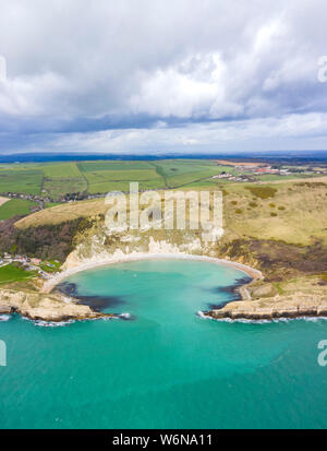 Luftaufnahme von Lulworth Cove mit Dom Höhle und Treppe Loch, West Lulworth, auf der Isle of Purbeck in der Grafschaft Dorset, Jurassic Coast, Südengland. Stockfoto