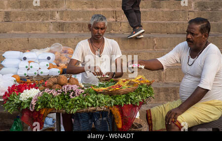 Ein Inder, die Blumen für die Puja Angebote Stockfoto