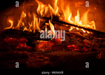 Ofen für Pizza. Schöne Feuer brennt im Ofen Stockfoto