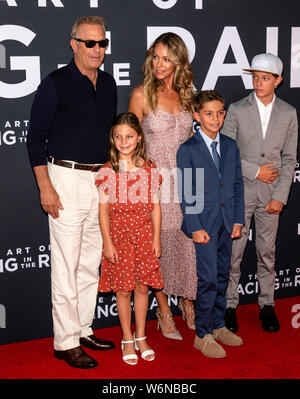 Los Angeles, CA - August 01, 2019: Gnade Avery Costner, Kevin Costner, Cayden Wyatt Costner, Christine Baumgartner und Hayes Logan Costner nehmen an der Stockfoto