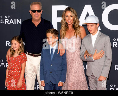 Los Angeles, CA - August 01, 2019: Gnade Avery Costner, Kevin Costner, Cayden Wyatt Costner, Christine Baumgartner und Hayes Logan Costner nehmen an der Stockfoto