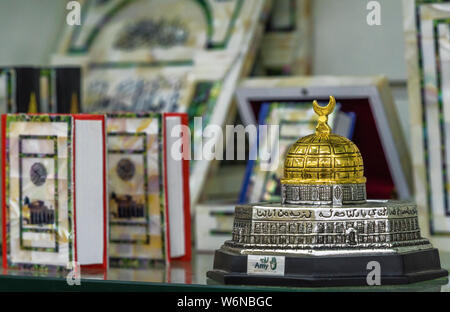 Souvenirs aus dem Heiligen Land auf Verkauf in der Altstadt. Jerusalem, Israel Stockfoto