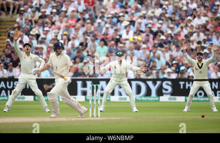 Australiens Cameron Bancroft (links), Steve Smith (Mitte) und David Warner Anklang bei Tag zwei der Asche Test Match bei Edgbaston, Birmingham. Stockfoto