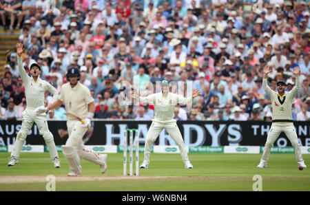 Australiens Cameron Bancroft (links), Steve Smith (Mitte) und David Warner Anklang bei Tag zwei der Asche Test Match bei Edgbaston, Birmingham. Stockfoto