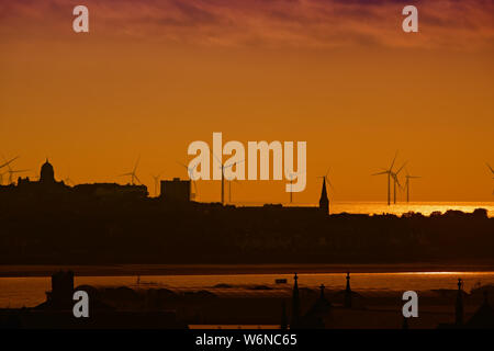 Burbo Bank Offshore-windpark Turbinen Liverpool Bay in Silhouette gegen einen schönen Sonnenuntergang Himmel. Stockfoto