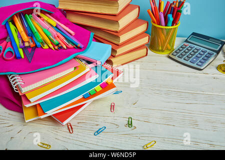 Auf dem Tisch ist eine Komposition von der Schule Schreibwaren Stockfoto