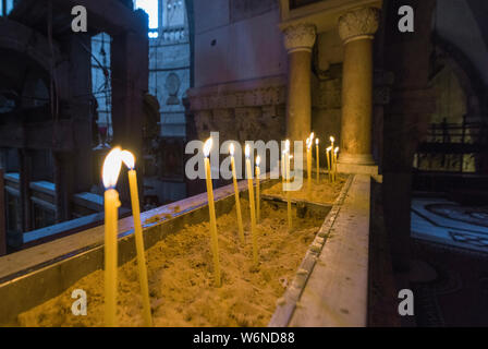 Brennende Kerzen in der Kirche des Heiligen Grabes Stockfoto