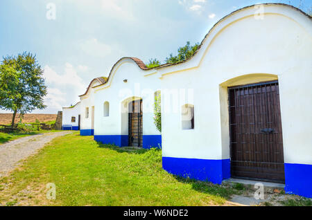 Gruppe der typische Weinkeller in Mähren, Tschechien. Mähren Wein Region, Tourismus. Traditionelles Gebäude. Touristische Attraktionen. Weinbau, Weinbau in Tschechien. Stockfoto