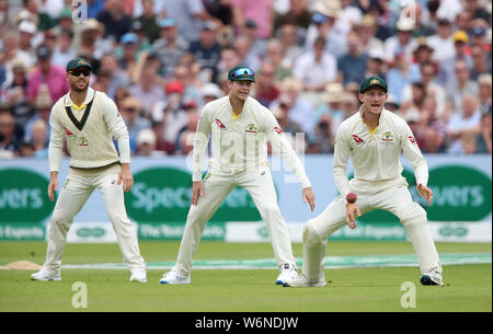 Australiens David Warner (links), Steve Smith (Mitte) und Cameron Bancroft bei Tag zwei der Asche Test Match bei Edgbaston, Birmingham. Stockfoto