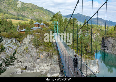 Hängebrücke über den Fluss Katun auf der Insel Patmos im Dorf Tschemal, Republik Altai Stockfoto