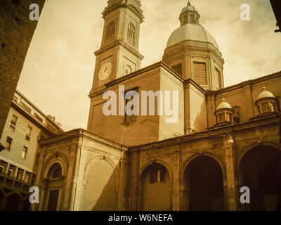 Sepia getonten Bild der Kirche Santi Bartolomeo e Gaetano von die zwei Türme in der Altstadt von Bologna, Italien Stockfoto