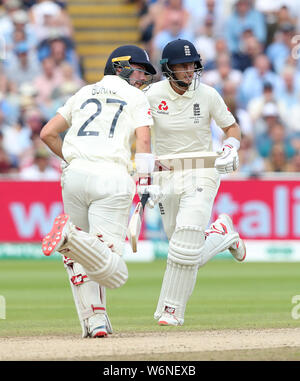 England's Rory Verbrennungen (links) und Joe Root bei Tag zwei der Asche Test Match bei Edgbaston, Birmingham. Stockfoto