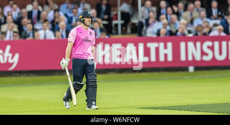 London, Großbritannien, 1. August 2019. Eoin Morgan kommt in Zu bat für Middlesex zu einem rauschenden Empfang nach captaining England zum Sieg im letzten Cricket World Cup als Middlesex nehmen auf Kent Spitfires in der Vitalität Blast T20 Cricket Match an den Lords. David Rowe/Alamy leben Nachrichten Stockfoto