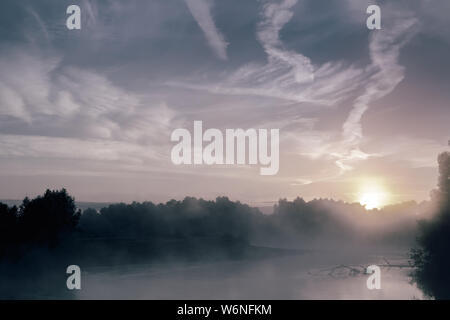 Sonnenaufgang über einem kleinen See mit Nebel über dem Wasser. Stockfoto