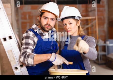Meister mit der Qualität der Reparatur von Builder unzufrieden Stockfoto