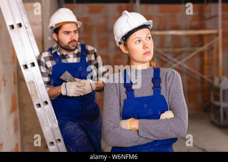 Meister mit der Qualität der Reparatur von Builder unzufrieden Stockfoto