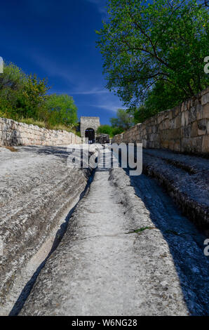 Eine alte Stein Straße zum Burgtor. Cave City Chufut-Kale, in der Nähe der Stadt Bachtschyssaraj. Krim. Die Ukraine Stockfoto