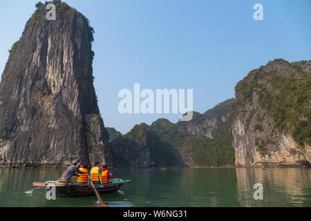 Ha Long Bay, Vietnam - 24. Dezember 2013: kleine Boote mit Touristen gehen durch einen cavecaves Stockfoto