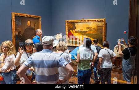 Dresden, Deutschland. 02 Aug, 2019. Zahlreiche Besucher betrachten die schwerfälligen Venus' (r) von Tizian und Giorgione in Highlights der Ausstellung "der Gemäldegalerie Alte Meister" im Semperbau. Die Ausstellung dauert vom 2. August bis zum 3. November 2019 und bietet eine Zusammenfassung der 3800 Werke in der Sammlung. Quelle: Matthias Rietschel/dpa-Zentralbild/ZB/dpa/Alamy leben Nachrichten Stockfoto