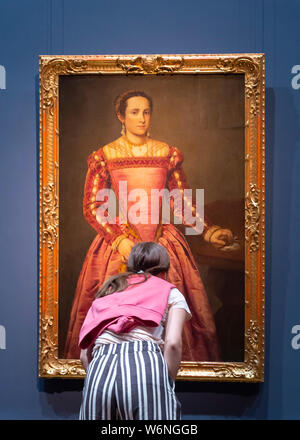 Dresden, Deutschland. 02 Aug, 2019. Ein Besucher betrachtet die Arbeit 'Frau im roten Kleid' von Giovanni Battista Moroni in Highlights der Ausstellung "der Gemäldegalerie Alte Meister" im Semperbau. Die Ausstellung dauert vom 2. August bis zum 3. November 2019 und bietet eine Zusammenfassung der 3800 Werke in der Sammlung. Quelle: Matthias Rietschel/dpa-Zentralbild/ZB/dpa/Alamy leben Nachrichten Stockfoto