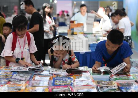 Hefei, Anhui Provinz Chinas. 2 Aug, 2019. Kinder lesen Bücher in Huangshan Buchmesse in Hefei, Provinz Anhui, China August 2, 2019. Credit: Zhang Duan/Xinhua/Alamy leben Nachrichten Stockfoto