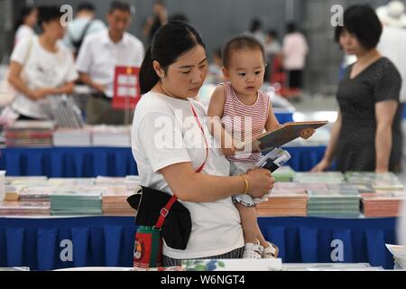 Hefei, Anhui Provinz Chinas. 2 Aug, 2019. Eltern und Kinder wählen Sie Bücher in Huangshan Buchmesse in Hefei, Provinz Anhui, China August 2, 2019. Credit: Zhang Duan/Xinhua/Alamy leben Nachrichten Stockfoto