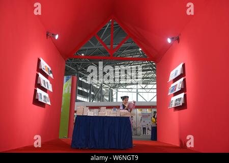 Hefei, Anhui Provinz Chinas. 2 Aug, 2019. Ein Kind liest Bücher bei Huangshan Buchmesse in Hefei, Provinz Anhui, China August 2, 2019. Credit: Zhang Duan/Xinhua/Alamy leben Nachrichten Stockfoto