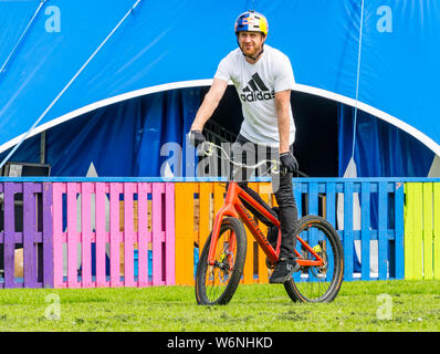 Edinburgh, Schottland, Vereinigtes Königreich, 2. August 2019. Edinburgh Festival Fringe: Danny MacAskill Drop & Roll Live at Underbelly Zirkus Hub auf den Wiesen. Welt-berühmten Studien rider Danny Macaskill, Trial Bike Reiter mit seinem Rand zeigen Drop & Roll Live Stockfoto