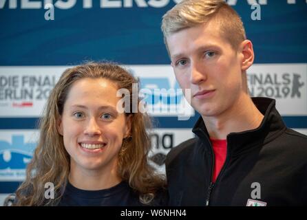 Sarah Koehler (Köhler) (SG Frankfurt) mit Florian WELLBROCK (SC Magdeburg). Pressekonferenzen DSV am 01.08.2019 Deutsche Meisterschaften Schwimmen 2019, vom 01.08. - 04.08.2019 in Berlin/Deutschland. | Verwendung weltweit Stockfoto