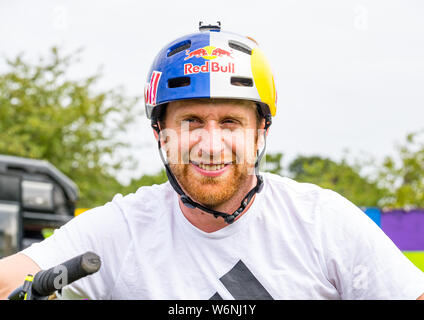 Edinburgh, Schottland, Vereinigtes Königreich, 2. August 2019. Edinburgh Festival Fringe: Danny MacAskill Drop & Roll Live at Underbelly Zirkus Nabe auf die Wiesen. In der Nähe von weltberühmten Studien rider Danny Macaskill Stockfoto