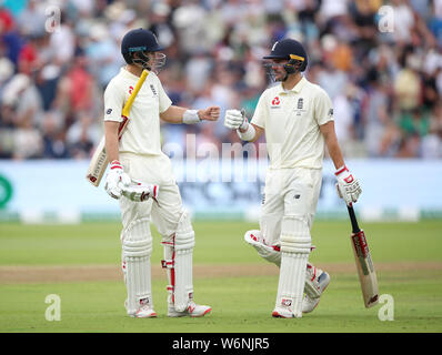 England's Rory Verbrennungen (links) und Joe Root am Mittagessen während der Tag Zwei der Asche Test Match bei Edgbaston, Birmingham. Stockfoto