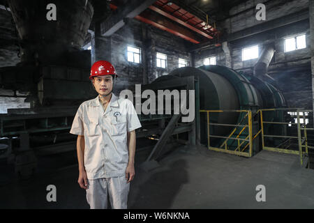 (190801) - ANSHAN, August 1, 2019 (Xinhua) - Maschinen Techniker Wen Di posiert für ein Foto an seinem Arbeitsplatz von ansteel Group Co., Ltd. in Anshan, Provinz Liaoning im Nordosten Chinas, 19. Juni 2019. Von Trümmern in der Stadt Anshan im Nordosten Chinas geboren, 70-jährige Ansteel war "die Wiege der chinesischen Stahlindustrie" sowie die ersten Eisen und Stahl Riese, die nach der Gründung der Volksrepublik China vor 70 Jahren. Derzeit Ansteel ist in der Lage, rund 40 Millionen Tonnen Eisen und Stahl pro Jahr zu produzieren. Das Stahl kann in vielen kultigen Projekte einschließlich der Großen Halle gefunden werden Stockfoto