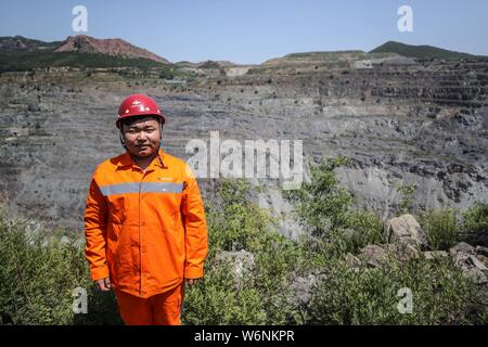 (190801) - ANSHAN, August 1, 2019 (Xinhua) - Geologie surveyor Dong Yang posiert für ein Foto an seinem Arbeitsplatz von ansteel Group Co., Ltd. in Anshan, Provinz Liaoning im Nordosten Chinas, 4. Juli 2019. Von Trümmern in der Stadt Anshan im Nordosten Chinas geboren, 70-jährige Ansteel war "die Wiege der chinesischen Stahlindustrie" sowie die ersten Eisen und Stahl Riese, die nach der Gründung der Volksrepublik China vor 70 Jahren. Derzeit Ansteel ist in der Lage, rund 40 Millionen Tonnen Eisen und Stahl pro Jahr zu produzieren. Das Stahl kann in vielen kultigen Projekte einschließlich der Großen Halle der gefunden werden Stockfoto