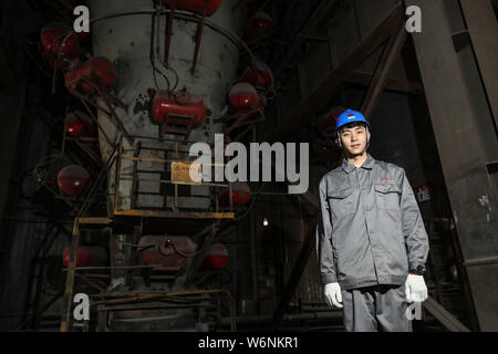 (190801) - ANSHAN, August 1, 2019 (Xinhua) - Ausrüstung Betrieb Inspektor Luo Yuze posiert für ein Foto an seinem Arbeitsplatz von ansteel Group Co., Ltd. in Anshan, Provinz Liaoning im Nordosten Chinas, am 21. Juni 2019. Von Trümmern in der Stadt Anshan im Nordosten Chinas geboren, 70-jährige Ansteel war "die Wiege der chinesischen Stahlindustrie" sowie die ersten Eisen und Stahl Riese, die nach der Gründung der Volksrepublik China vor 70 Jahren. Derzeit Ansteel ist in der Lage, rund 40 Millionen Tonnen Eisen und Stahl pro Jahr zu produzieren. Das Stahl kann in vielen kultigen Projekte einschließlich t gefunden werden Stockfoto