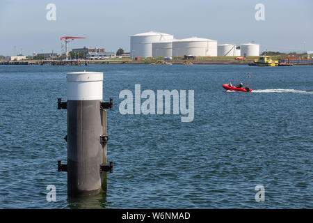 Dutch Harbor Vlissingen mit Stahl Poller und Öltanks Stockfoto