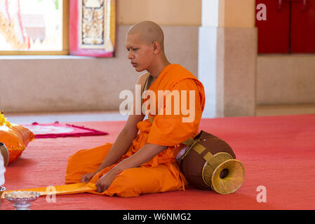 Phuket, Thailand, 04/19/2019 - Ein buddhistischer Mönch im Wat Chalong Tempel zu beten. Stockfoto