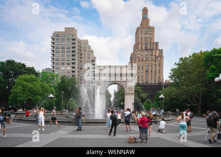 Washington Square Park, Ansicht im Sommer der Brunnen und Memorial Arch im Washington Square Park in Greenwich Village, New York City. Stockfoto
