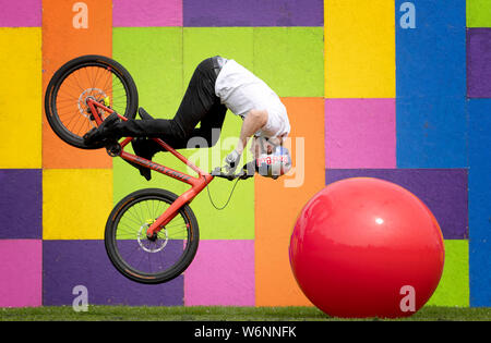 Welt-berühmten Studien rider Danny MacAskill führt einige Stunts von seiner bevorstehenden Edinburgh Fringe Debüt zeigen "Drop & Roll Live" am Unterleib Zirkus Hub in den Wiesen, Edinburgh. Stockfoto