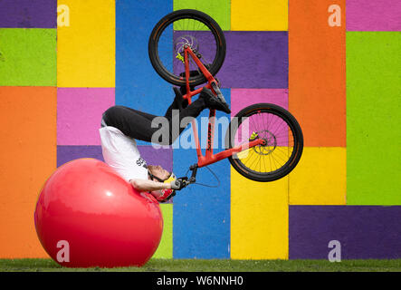 Welt-berühmten Studien rider Danny MacAskill führt einige Stunts von seiner bevorstehenden Edinburgh Fringe Debüt zeigen "Drop & Roll Live" am Unterleib Zirkus Hub in den Wiesen, Edinburgh. Stockfoto