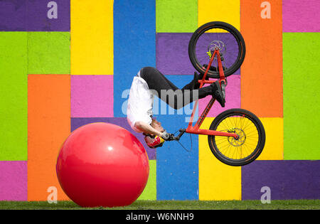 Welt-berühmten Studien rider Danny MacAskill führt einige Stunts von seiner bevorstehenden Edinburgh Fringe Debüt zeigen "Drop & Roll Live" am Unterleib Zirkus Hub in den Wiesen, Edinburgh. Stockfoto