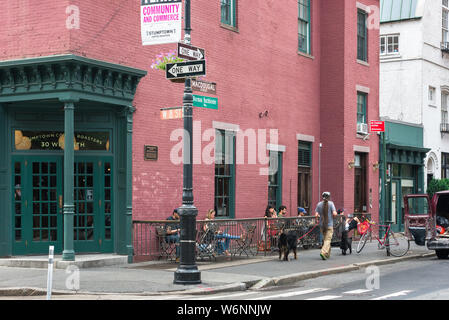 West Village in New York, Blick auf Leute sitzen auf der Terrasse des Café in MacDougal Street, Greenwich Village, New York City, USA Stockfoto