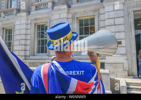 London, Großbritannien. 2. August 2019. Steve Bray Gründer der (SODEM) Stand der Missachtung der Europäischen Bewegung ruft mit einem tannoy außerhalb des Cabinet Office in Whitehall mit 90 Tag noch bis 31. Oktober das Datum, wenn Premierminister Boris Johnson verspricht das Vereinigte Königreich, das die Europäische Union zu ergreifen, wenn es kein Abkommen auf Brexit. Die Regierung hält eine Mehrheit von einem Sitz im Parlament nach dem Verlust der Brecon Radnoshire Nachwahlen zu den Liberaldemokraten. Credit: Amer ghazzal/Alamy leben Nachrichten Stockfoto